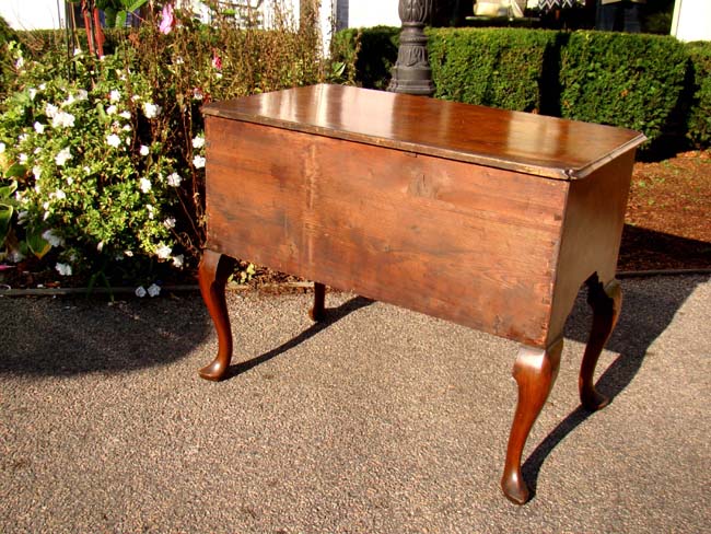 A beautiful English Queen Anne period walnut dressing table circa 1710-1730 — image 3